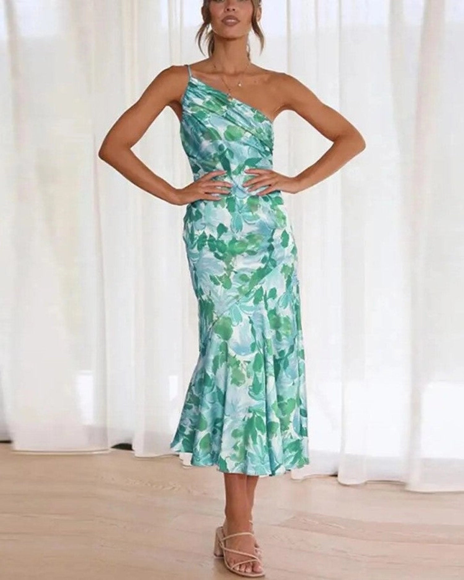 Alessia – The Satin Dress That Enhances Your Elegance