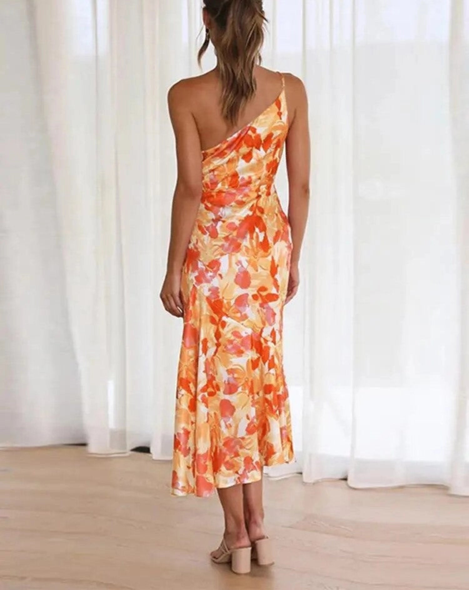 Alessia – The Satin Dress That Enhances Your Elegance